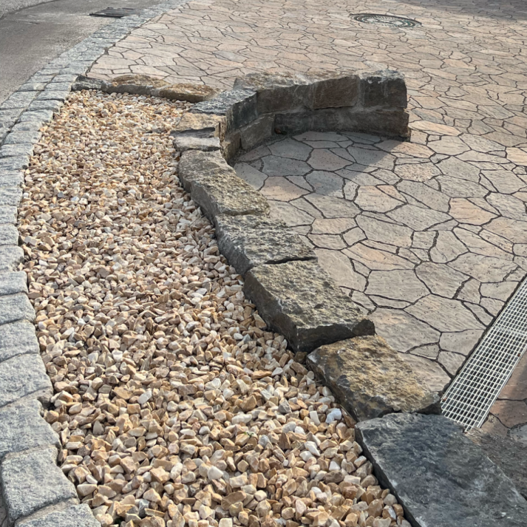 Naturstein Natursteinmauer als hochwertiges Gestaltungselement einer Außenanlage