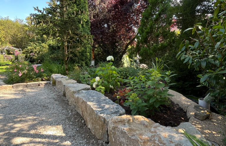 Naturstein Gestaltung Integration von Naturstein in eine hochwertige Gartengestaltung