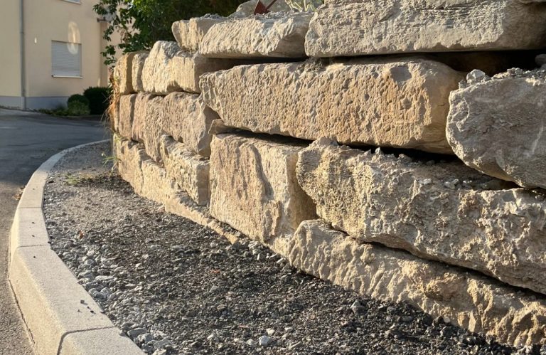 Natursteinmauer & Hof Natursteinmauer mit angrenzender Fläche in Crailsheim
