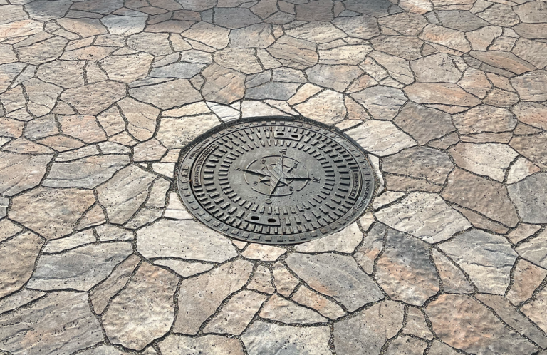 Moderne Außenanlage Wohnhaus Modern gestalteter Außenbereich mit Naturstein am Wohnhaus